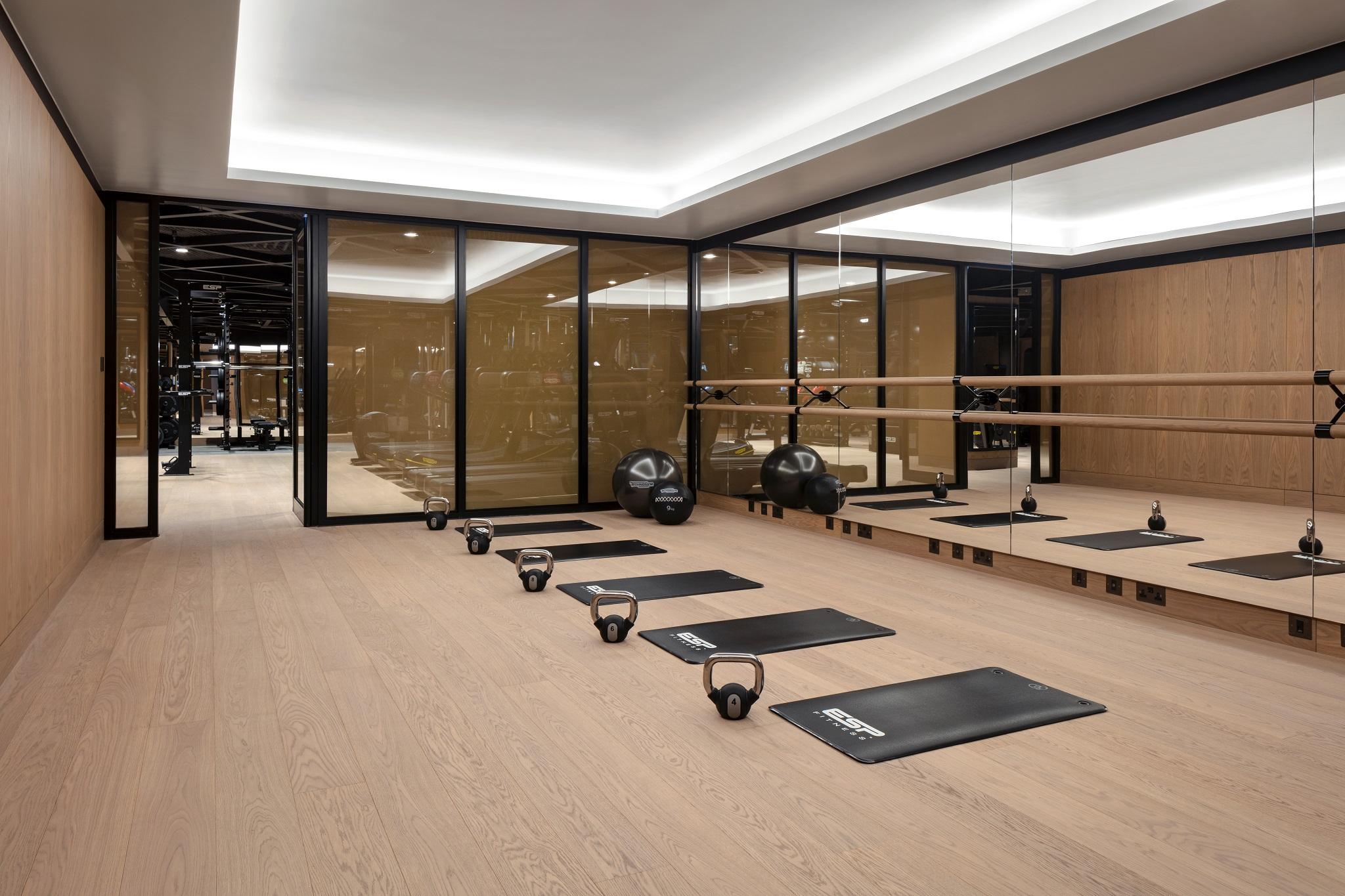 Hotel The Londoner Esterno foto The gym at The Ivy Collection