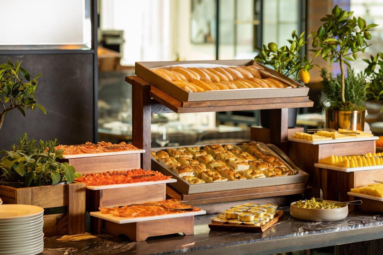 Hotel The Londoner Esterno foto A buffet