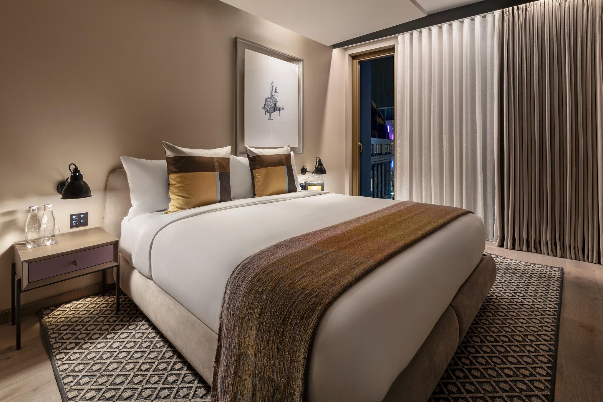 Hotel The Londoner Esterno foto A bedroom at the hotel