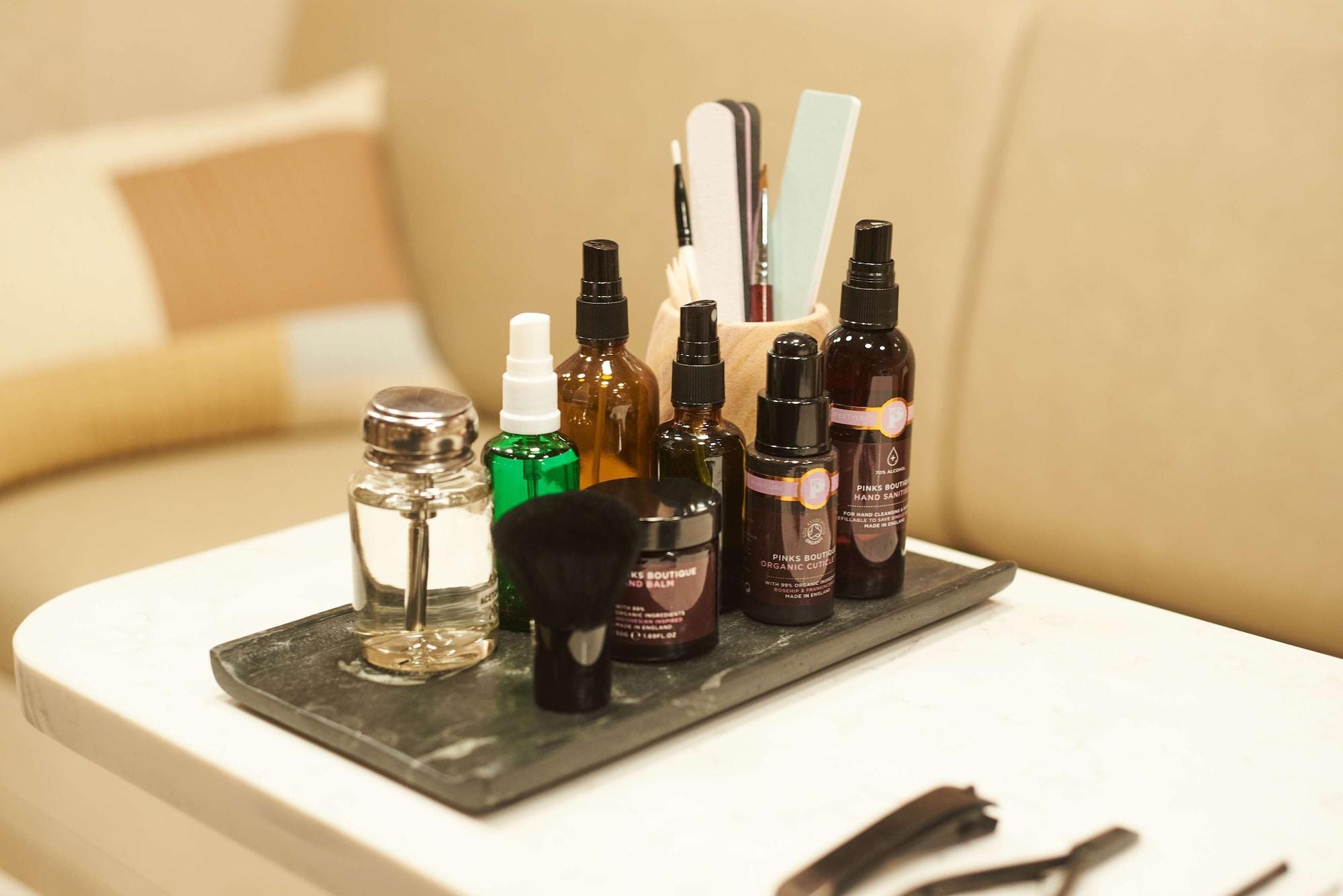 Hotel The Londoner Esterno foto Spa products