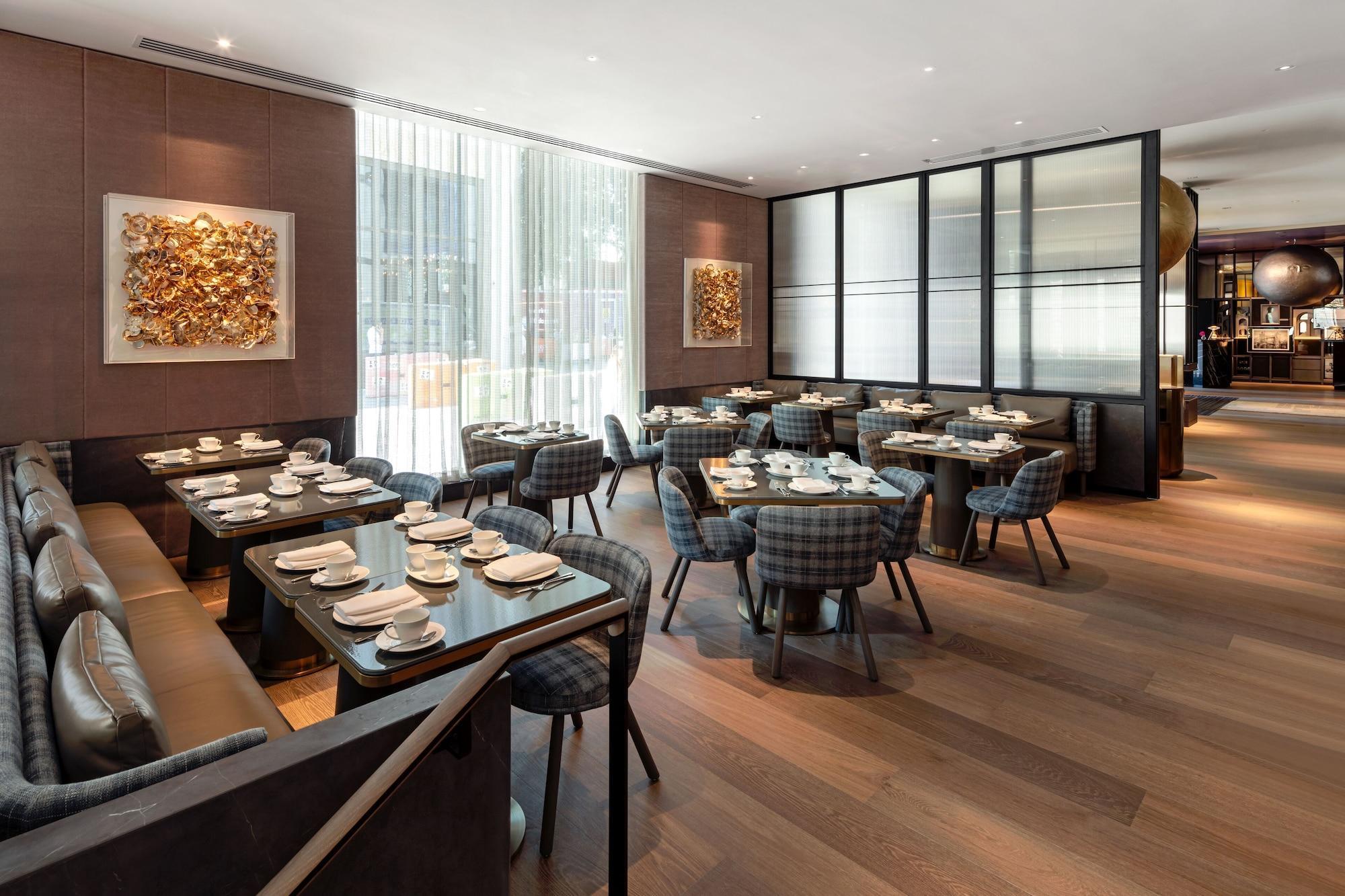 Hotel The Londoner Esterno foto The interior of the restaurant