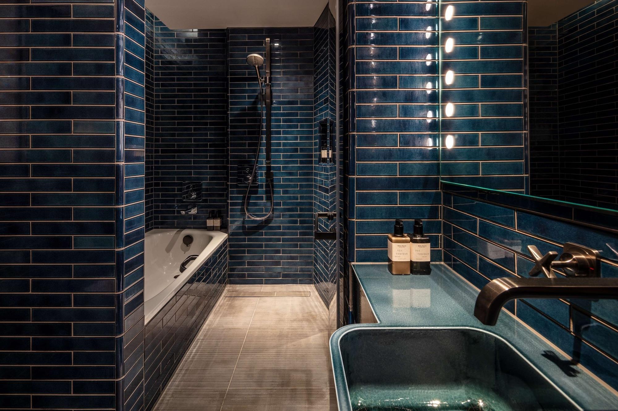 Hotel The Londoner Esterno foto A modern Japanese bath