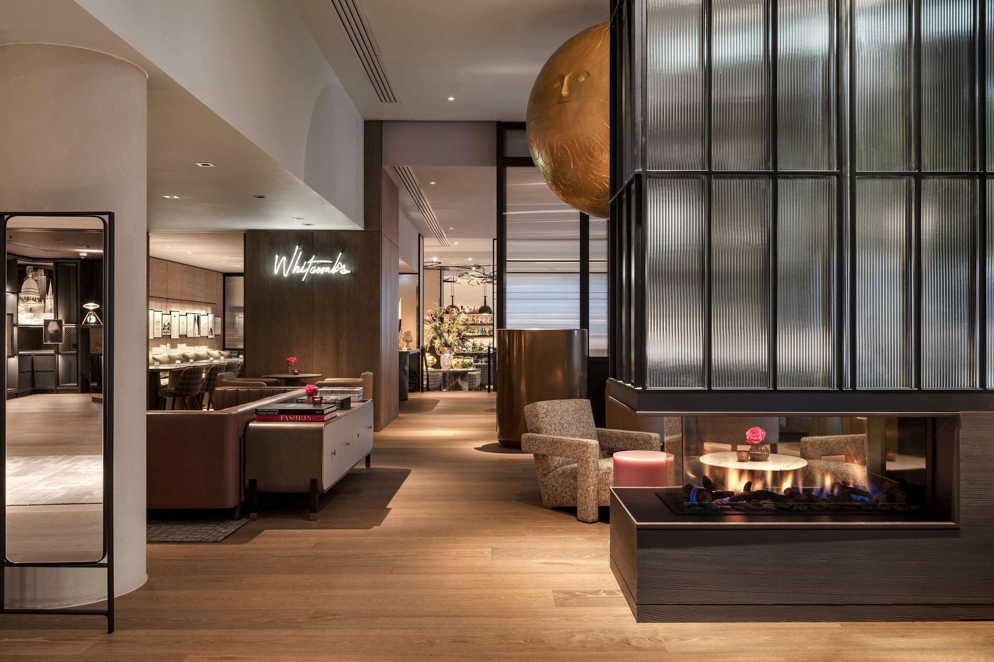 Hotel The Londoner Esterno foto The Lounge at London Heathrow Airport