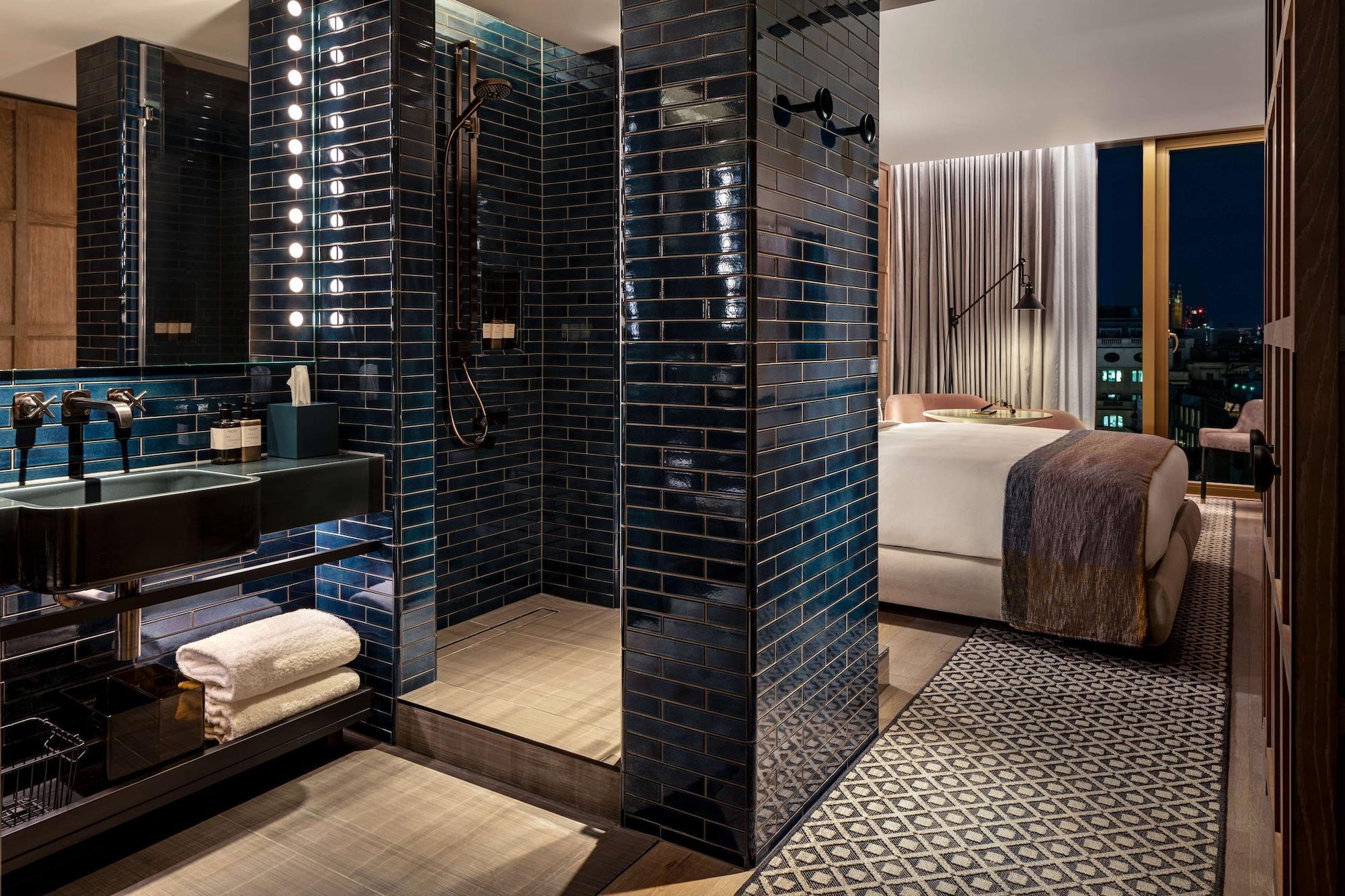 Hotel The Londoner Esterno foto The bathroom of a one-bedroom apartment
