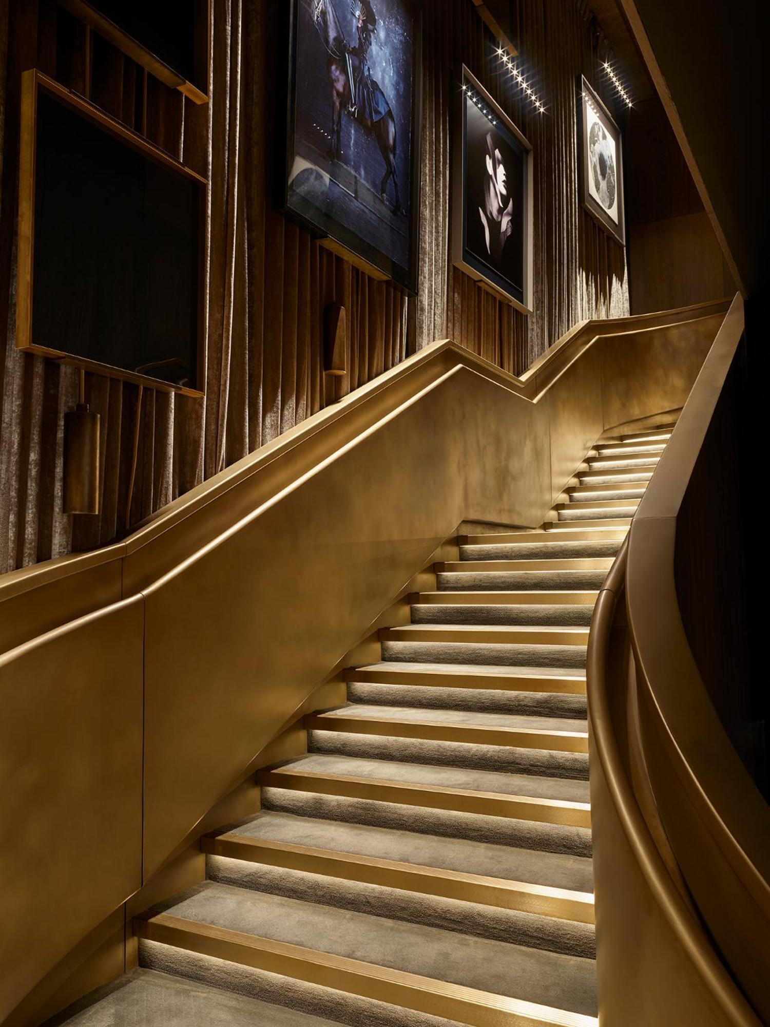 Hotel The Londoner Esterno foto Stairway to the gallery