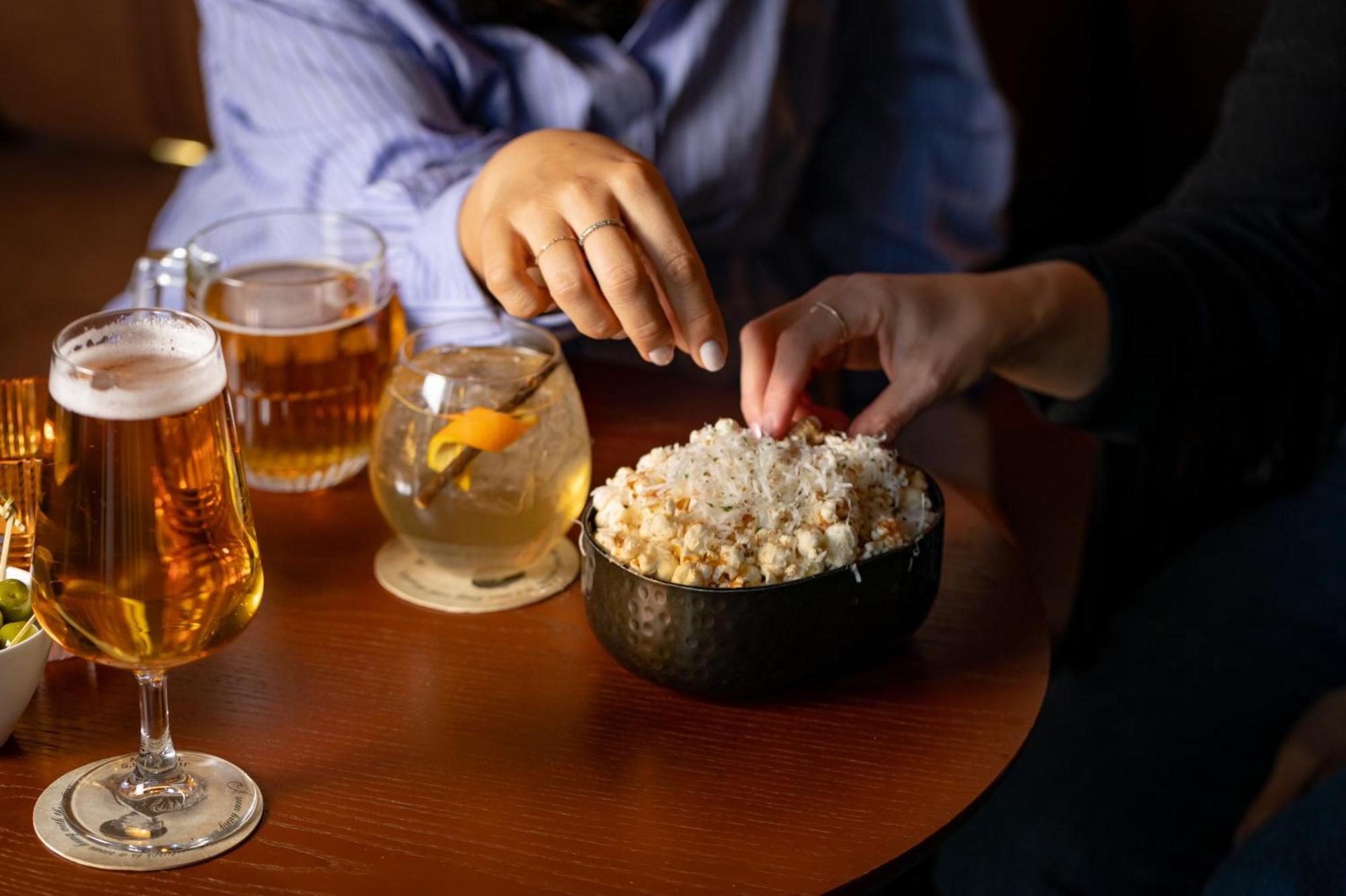 Hotel The Londoner Esterno foto A woman eating popcorn