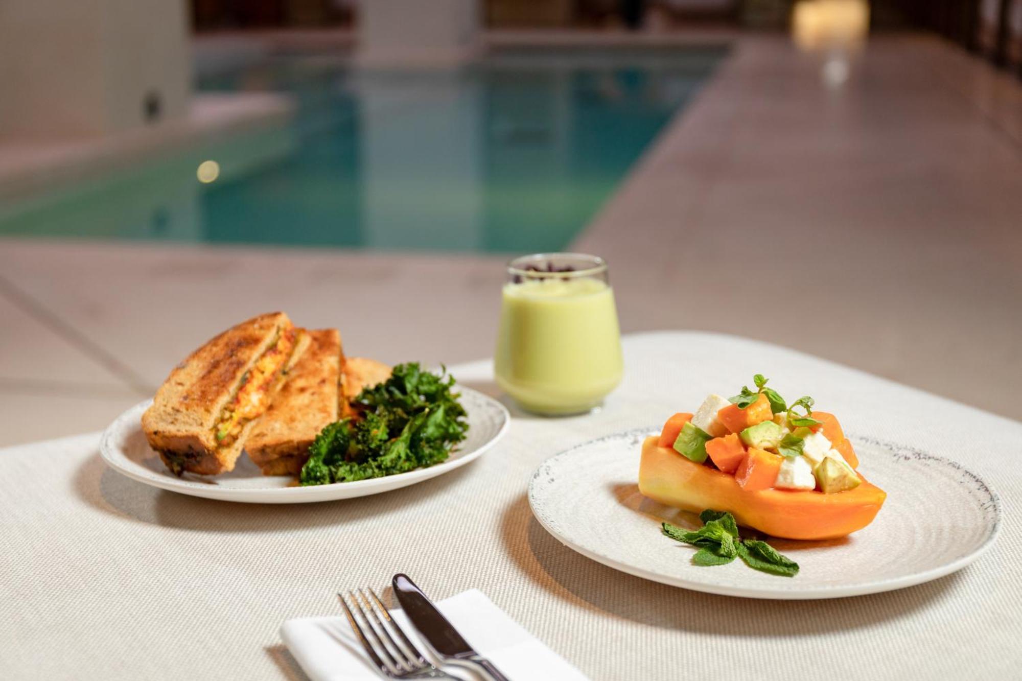 Hotel The Londoner Esterno foto A light lunch at the poolside