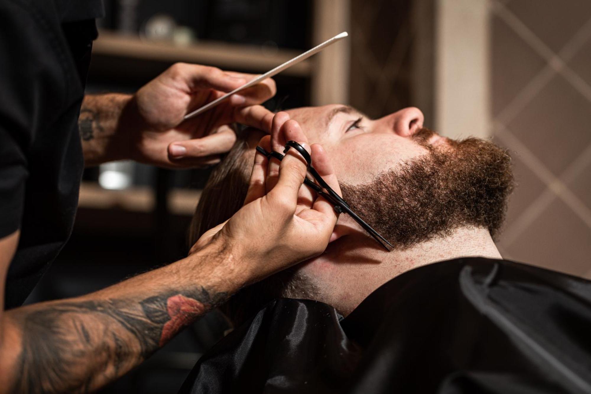 Hotel The Londoner Esterno foto A straight razor being used to shave a beard