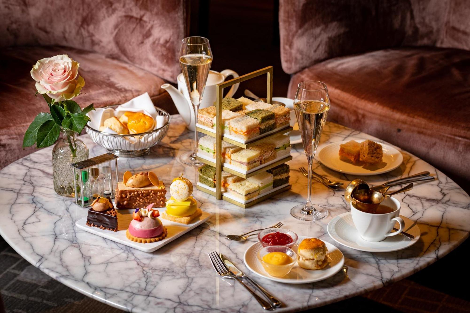 Hotel The Londoner Esterno foto Afternoon tea at the Ritz