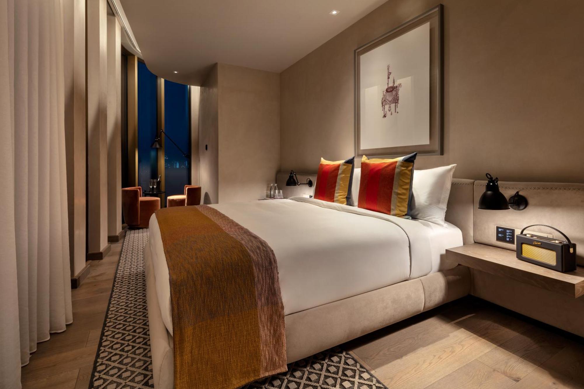 Hotel The Londoner Esterno foto A bedroom at The Standard London